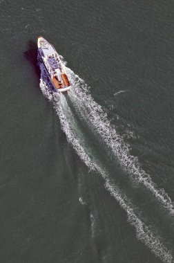 Morbihan Körfezi 'ndeki bir turist teknesinin havadan görüntüsü.