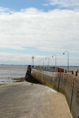 Dalgalar alçaldığında dalgaları durdurur 