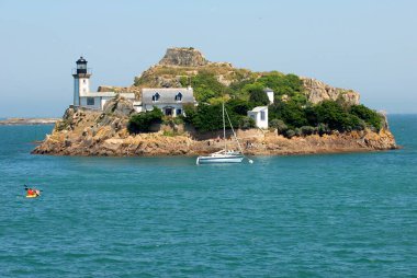 Louet Adası deniz feneri ve Brittany, Carantec 'teki Taureau şatosu.
