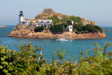 Brittany, Carantec açıklarındaki Louet Adası 'ndaki deniz feneri.