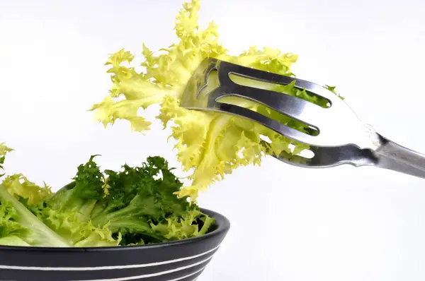 Schüssel Mit Frischem Lockigem Salat Nahaufnahme Auf Weißem Hintergrund — Stockfoto