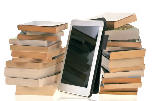 Tableta Digital Entre Libros Apilados Cerca Sobre Fondo Blanco — Foto de Stock