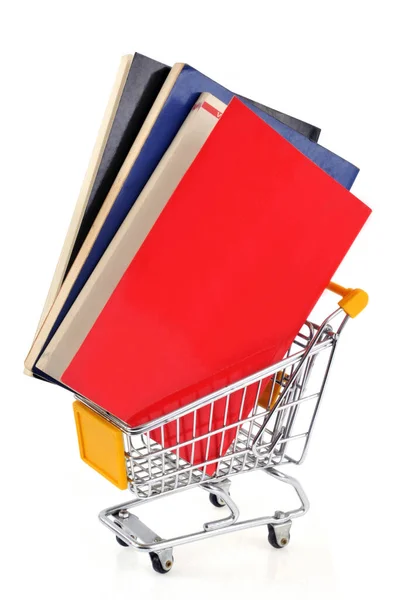 Süpermarket Arabasındaki Kitaplar Beyaz Arkaplanı Kapatır — Stok fotoğraf