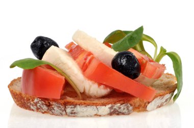 Beyaz arka planda domates bruschetta ve mozzarella yakın plan. 