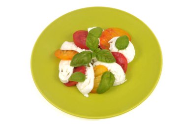 Beyaz arka planda mozzarella domates kaplaması