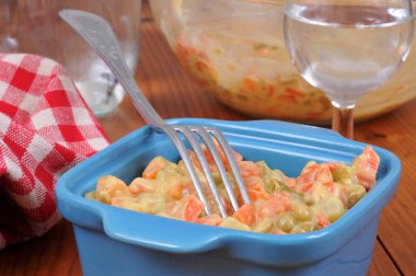 Karışık sebzeli ramekin ve mayonez. 