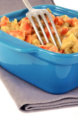 Beyaz arka planda mayonezli karışık sebzeli ramekin. 