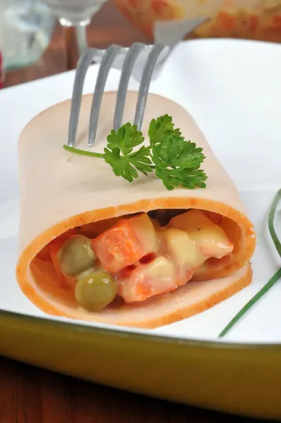 马其顿卷蔬菜火腿蛋黄酱在盘子特写特写上 — 图库照片
