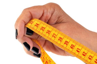 Beyaz arkaplanda bir terzi parkmetresi tutuyor. 