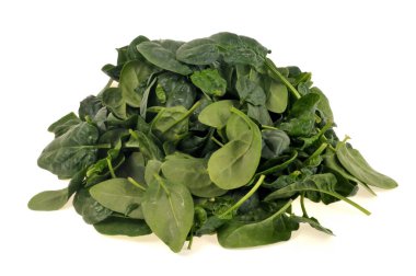 Beyaz arkaplanda ıspanak yaprakları