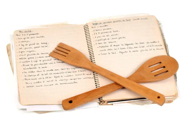 Βιβλίο Συνταγών Ξύλινα Μαχαιροπίρουνα Close Λευκό Φόντο — Φωτογραφία Αρχείου