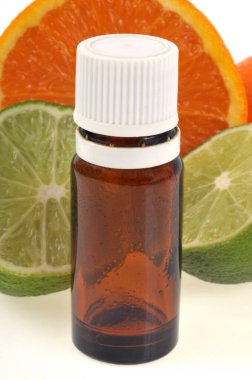 Bir şişe turunçgil yağı beyaz arka plana kapanıyor. 