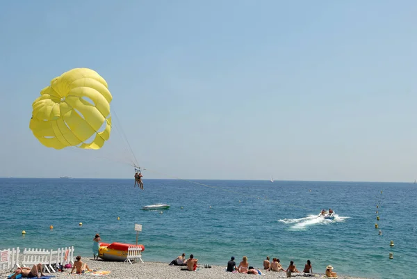 Parasailing Desde Una Playa Niza — Foto de Stock