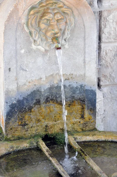 Roquesteron Brunnen Großaufnahme — Stockfoto
