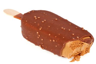 Çikolatalı buzlu kahve çubuğu beyaz arka planda yakın plan. 