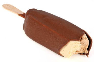 Vanilyalı çikolatalı, buzlu, beyaz arka planda yakın plan.