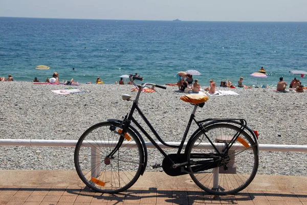 Ciclismo Borde Una Playa Del Mar Mediterráneo — Foto de Stock