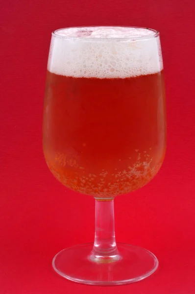 Kırmızı Arka Planda Bir Bardak Bira — Stok fotoğraf