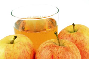 Beyaz arka planda elma şarabı ve elmalar. 