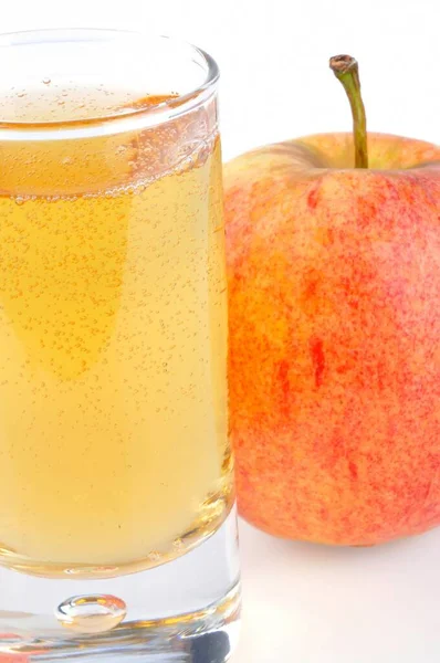 Glas Cider Und Apfel Nahaufnahme Auf Weißem Hintergrund — Stockfoto