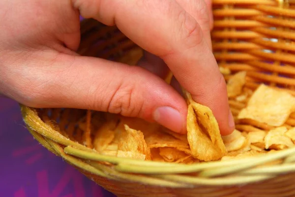 Take Crisps Hand Basket Close — Stock Photo, Image