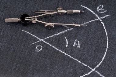 Bir açı çizilmiş bir okul sayfasında pusula