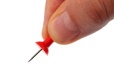 Kırmızı raptiye elinde, beyaz arkaplanı kapat