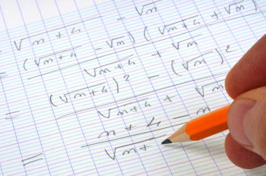 Yakın çekim matematik alıştırması yap.