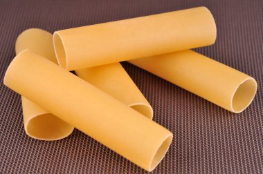 Çiğ cannelloni tüpleri yakın plan. 