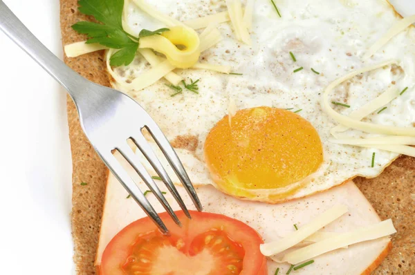 Kızarmış Yumurta Jambon Bir Dilim Domates Peynirli Breton Galette — Stok fotoğraf