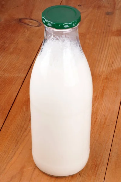 Botella Leche Tumbada Sobre Mesa Madera Cerca —  Fotos de Stock