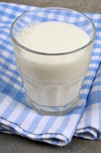 Ένα Ποτήρι Γάλα Μια Καρό Πετσέτα Τσαγιού Από Κοντά — Φωτογραφία Αρχείου