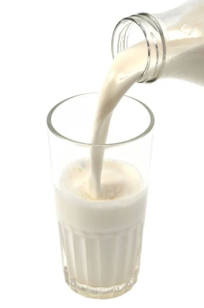 Het Vullen Van Een Glas Melk Close Witte Achtergrond — Stockfoto