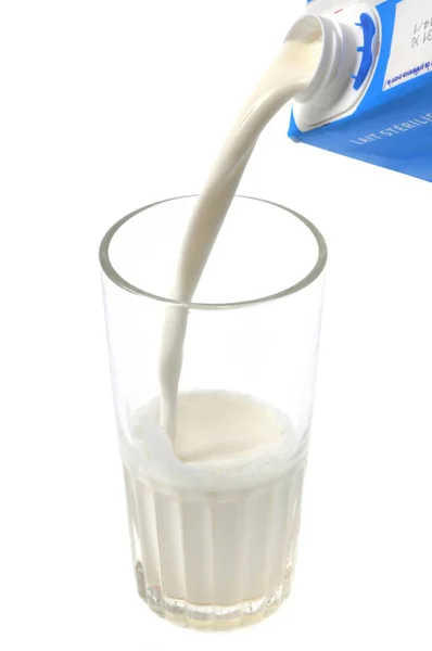 Füllen Eines Glases Milch Nahaufnahme Auf Weißem Hintergrund — Stockfoto