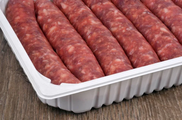 Saucisses Porc Crues Dans Leur Emballage Gros Plan — Photo