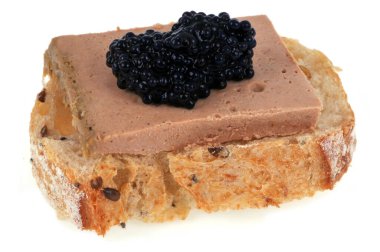 Beyaz arka planda foie gras ve siyah yumru yumurtalı tost. 