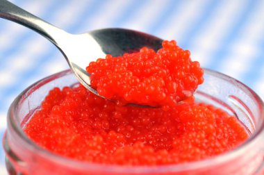 Kaşık ve kavanoz kırmızı yumru yumurtaları yakın 