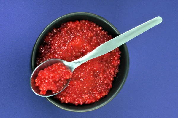 Cuchara Huevos Rojos Calabaza Primer Plano Sobre Fondo Azul —  Fotos de Stock