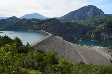 Hautes-Alpes 'teki Serre-Poncon barajı