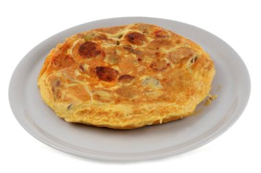 Tortilla, beyaz arka planda yakın plan bir tabakta servis yaptı. 
