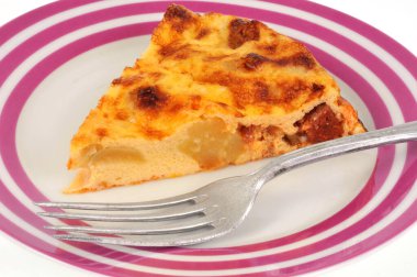 Beyaz arka planda çatalla yakın plan ile bir tabak tortilla dilimi 