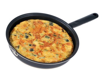 Tortilla, beyaz arka planda yakın plan bir tavada pişirilmiş. 