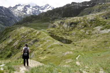 Hautes-Alpes 'te Gioberney Dağı' nda yürüyüş yapan bir kadın.