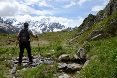 Hautes-Alpes 'te Gioberney Dağı' nda yürüyüş yapan bir kadın.