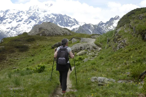 Hautes Alpes Gioberney Dağı Nda Yürüyüş Yapan Bir Kadın — Stok fotoğraf