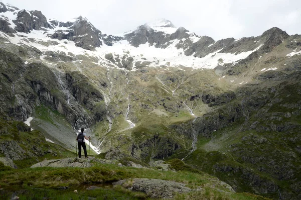 Hautes-Alpes 'te Gioberney Dağı' nda yürüyüş yapan bir kadın.