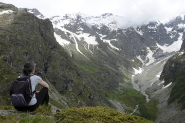 Hautes-Alpes 'te Gioberney Dağı' nda yürüyüş yapan bir kadın.