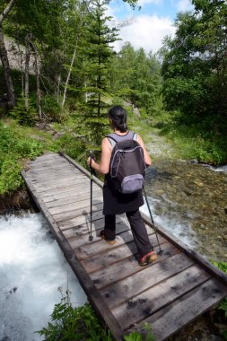 Hautes-Alpes 'te Prentiq' te yürüyüş yapan bir kadın.