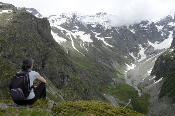 Hautes-Alpes 'te Gioberney Dağı' nda yürüyüş yapan bir kadın.