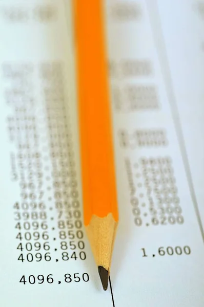 Bleistift Großaufnahme Auf Lohnzettel Gelegt — Stockfoto